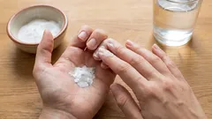 Waarom zou je natriumbicarbonaat in je nagels wrijven? Deze nuttige massage duurt maar een paar minuten.