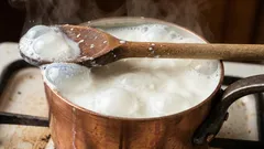 Leg tijdens het koken een houten lepel op de pan. Hoe bespaar je als je iets vergeet?