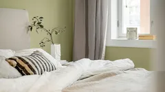 Waarom het bed niet met het hoofdeinde naar het raam gericht geplaatst moet worden: niet alleen tocht, maar ook een aantasting van het gevoel van veiligheid